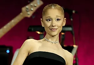 Ariana Grande поет Disney-хит, красится и смеётся над жизнью