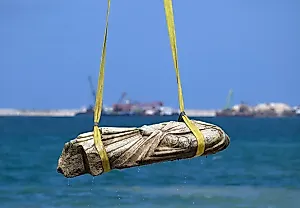 Древние скульптуры — из морской пучины
