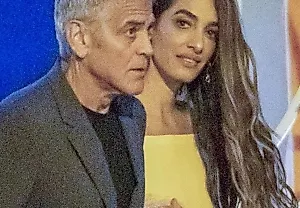Амал Клуни в мини-платье с перьями на озере Комо: перекличка с Тейлор Свифт?