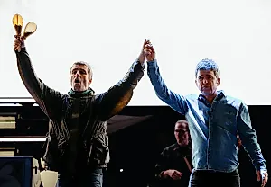 Воссоединение Oasis в Чикаго: возвращение фанатского безумия