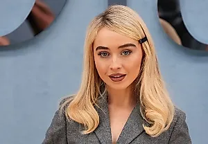 12 лучших треков нового альбома Sabrina Carpenter  — остроумный разбор