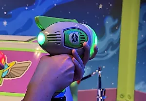 Disney обновляет "Buzz Lightyear's Space Ranger Spin" в честь 30-летия "Истории игрушек"