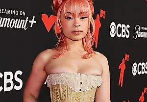 Ice Spice на красной дорожке MTV VMA 2025: корсеты, ностальгия и дружба со Swift