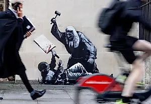 Banksy нарисовал судью, избивающего протестующего после массовых арестов в Лондоне