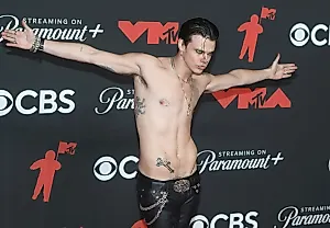 Yungblud надел брюки Игги Попа и ожерелье Оззи на MTV VMA 2025