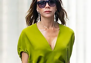Виктория Бекхэм обнаружила неожиданный стильный дуэт: вишня и бирюза