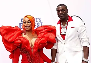 Жена Akon подала на развод спустя 29 лет брака