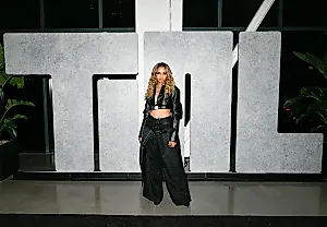 JADE выпускает дебютный альбом 'That's Showbiz Baby!'