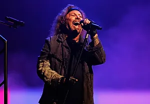Вокалист Mötley Crüe перенёс инсульт и снова встал на сцену