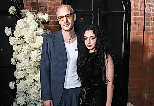 Вторая свадьба Charli xcx и George Daniel в Сицилии