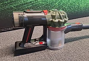 Dyson обновил V8 — олдскул жив! Интервью с инженером: зачем пылесосу дизайн из 2016-го?