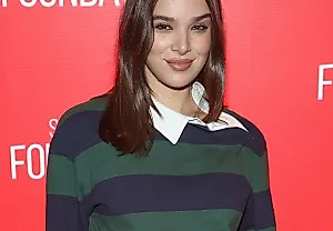 Hailee Steinfeld делает ставку на модные регбийные образы