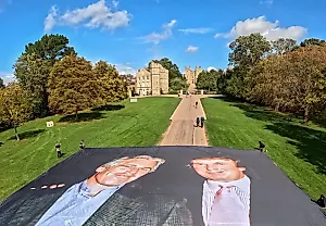 Огромный баннер с фото Трампа и Эпштейна у Виндзорского замка