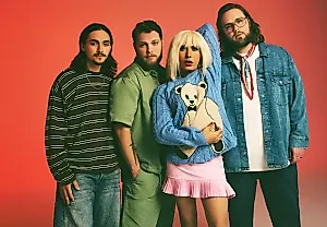 Rainbow Kitten Surprise вернулись к основам с альбомом Bones — и делают это громко и уверенно