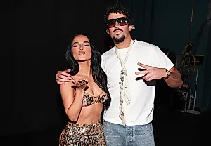 Полный абсурд на iHeartRadio Music Awards 2025: Звезды, награды и позы за кулисами