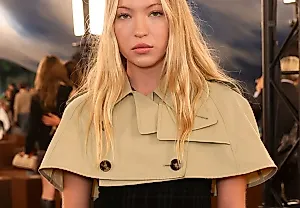Лила Мосс обрезает классику: новый тренч Burberry на показе в Лондоне