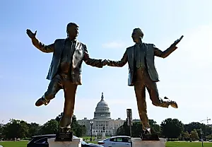 Статуя Трампа и Эпштейна: сатирa на Капитолийском холме