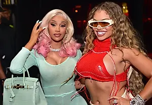 Cardi B и Latto устроили скандальную вечеринку в новом ремиксе “ErrTime”