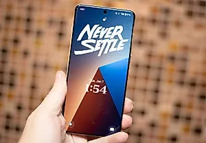OnePlus 15 превосходит Galaxy S25 Ultra по мощности: новый чип и странности дизайна