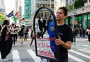 Фотографии с массового протеста против Нетаньяху в Нью-Йорке