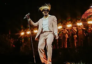 Bad Bunny станет хедлайнером полувековой Супербоул