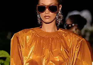 Белла Хадид возвращает моду на широкие плечи: показ Saint Laurent Весна 2026