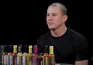Ченнинг Татум фанатеет от ведущего Hot Ones