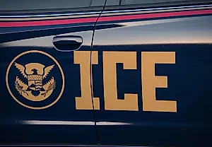 Apple удаляет ICEBlock после требования властей США