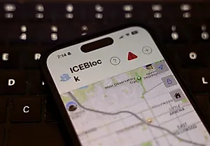 Apple убирает приложения для отслеживания ICE: Почему и кому это нужно?