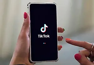 Как TikTok провоцирует интерес к преступникам у девушек