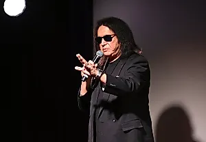 Джин Симмонс из KISS попал в аварию, но уже шутит над собой