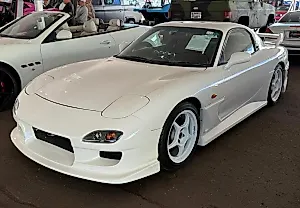 Автомобили под тентами на аукционе Barrett-Jackson 2025 в Скоттсдейле