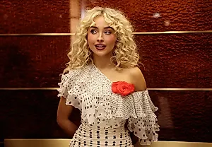 Сабрина Карпентер жжет на SNL: закулисье, скандалы и красные губы