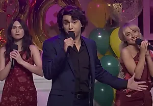 Domingo снова возвращается в SNL, а Сабрина Карпентер пародирует Тейлор Свифт