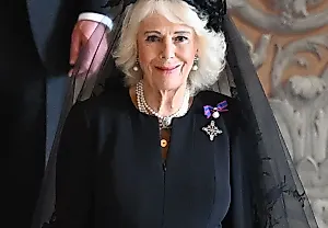 Queen Camilla носит брошь Елизаветы II во время визита к Папе