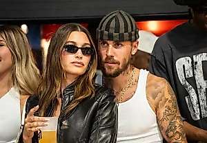 Hailey Bieber высмеивает слухи о том, что управляет карьерой Джастина Бибера