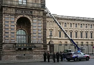 Два подозреваемых сознались в ограблении Лувра