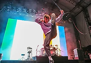 Вирусный прыгун, перцовый спрей и полиция: как один концерт Turnstile стал мини-сериалом соцсетей