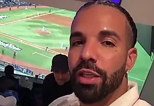 Дрейк болеет за Toronto Blue Jays в финале Мировой серии