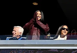 Cardi B подбадривает Диггса на матче Патриотов