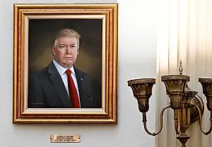 Портрет Трампа сняли: легкий ренессанс на фоне серьезной ситуации