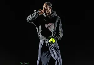 Travis Scott привёл Канье Уэста на сцену в Японии
