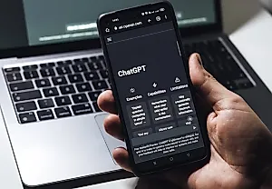 ChatGPT совпадает с людьми в суждениях о лицах