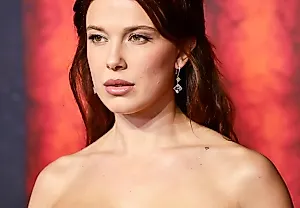 Millie Bobby Brown в корсетном платье на премьере Stranger Things