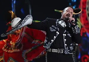 Pepe Aguilar подчеркивает мексиканские корни на Latin Grammys 2025