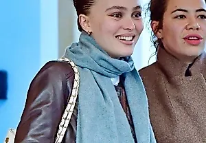 Лили-Роуз Депп: Ugg и Chanel в одном флаконе