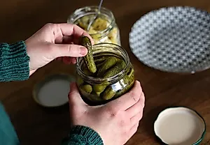 Как сделать хрустящие маринованные огурцы: секреты и три рецепта