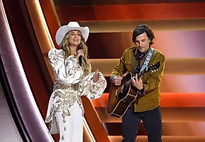 Lainey Wilson бесстыже веселится с уже утомившими нас звёздами на открытия CMA Awards 2025
