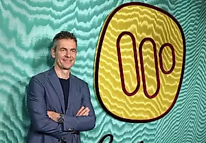 Годовой доход Warner Music Group упал на фоне роста стриминга и рекордных продаж