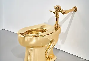 Золотой унитаз Maurizio Cattelan продан за $12 млн компании Ripley’s Believe It or Not!